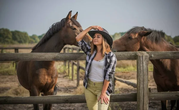 Amerikaanse Vrouw Een Paardenboerderij Portret Van Meisje Met Cowboyhoed Paarden — Stockfoto