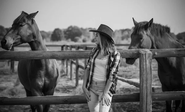 Amerikansk Kvinna Hästgård Porträtt Flicka Cowboyhatt Med Hästar Hippoterapi Naturen — Stockfoto
