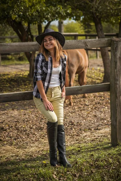 농장에 카우보이 모자를 소녀의 자연계에서의 — 스톡 사진