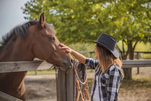 Amerykanka Farmie Koni Portret Dziewczyny Kowbojskim Kapeluszu Końmi Hipoterapia Przyrodzie — Zdjęcie stockowe