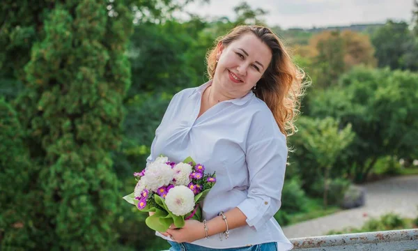 Retrato Mujer Negocios Americana Tamaño Grande Traje Azul Claro Estilo —  Fotos de Stock