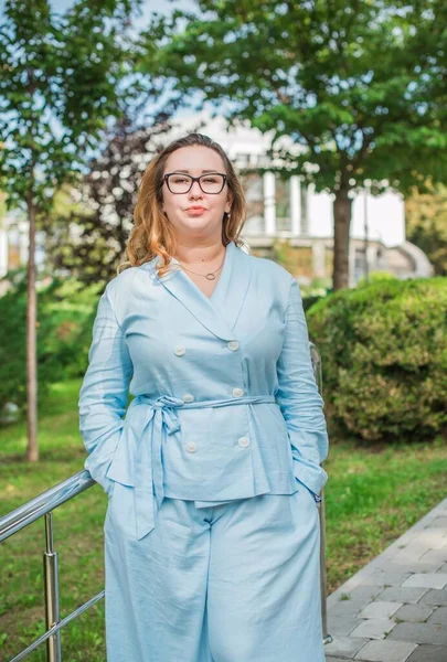 Retrato Mujer Negocios Americana Tamaño Grande Traje Azul Claro Estilo — Foto de Stock