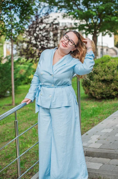 Porträt Einer Amerikanischen Size Unternehmerin Hellblauen Anzug Bürgerlicher Lebensstil Frauenbild — Stockfoto