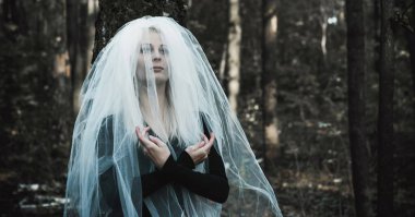 Ormanda mistik bir sahne, gelinlik giymiş bir kız, duvak, Cadılar Bayramı fikirleri. 