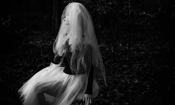 Mystieke Scène Het Bos Meisje Bruidskostuum Met Een Sluier Halloween — Stockfoto