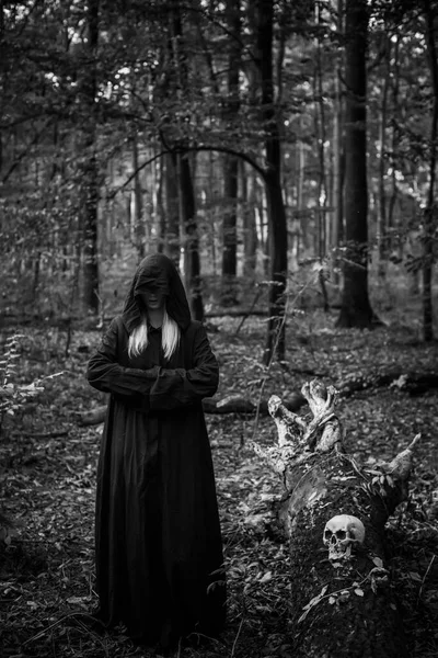 森林里神秘的场景哥特式的女人神奇的样子万圣节的主意服装 — 图库照片