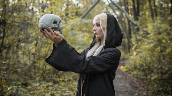 Mystická Scéna Lese Gotická Žena Kouzelný Vzhled Halloweenské Nápady Kostým — Stock fotografie