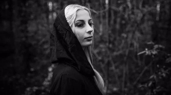 Mystisk Scen Skogen Gotisk Kvinna Magisk Look Halloween Idéer Kostym — Stockfoto