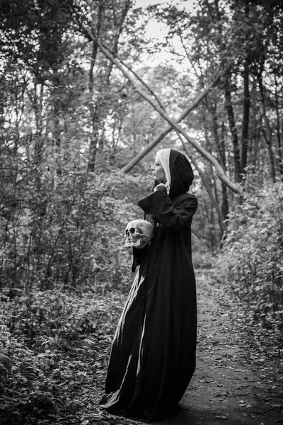 Scena Mistica Nella Foresta Donna Gotica Sguardo Magico Idee Halloween — Foto Stock