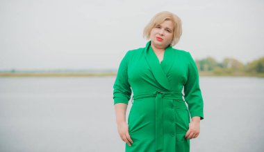 Amerikan iş kadını portresi. Yeşil elbiseli, vatandaş yaşam tarzı, kadın hayatı konsepti.