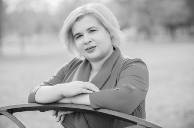 Amerikan iş kadını portresi. Yeşil elbiseli, vatandaş yaşam tarzı, kadın hayatı konsepti.