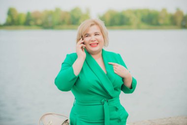 Amerikan iş kadını portresi. Yeşil elbiseli, vatandaş yaşam tarzı, kadın hayatı konsepti.