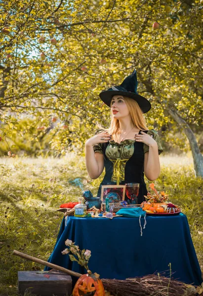 Mystická Scéna Zahradě Milá Čarodějka Kouzelný Vzhled Halloweenské Nápady Kostým — Stock fotografie