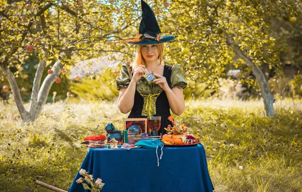 Μυστική Σκηνή Στον Κήπο Ωραία Μάγισσα Γυναίκα Μαγική Εμφάνιση Απόκριες — Φωτογραφία Αρχείου