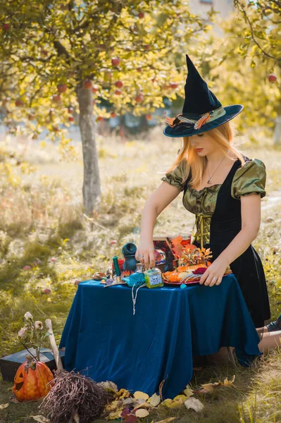 Misztikus Jelenet Kertben Szép Boszorkány Varázslatos Megjelenés Halloween Ötletek Jelmez — Stock Fotó