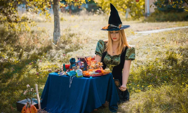Мистическая Сцена Саду Милая Ведьма Волшебный Вид Идеи Хэллоуина Костюм — стоковое фото