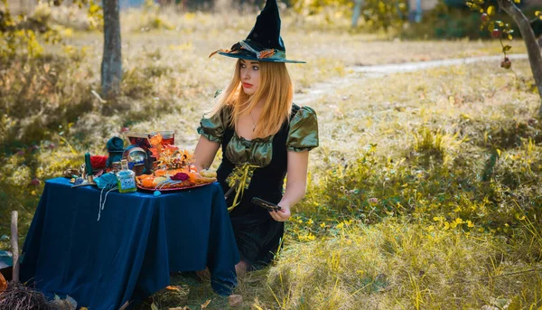 Cena Mística Jardim Mulher Bruxa Agradável Olhar Mágico Ideias Halloween — Fotografia de Stock