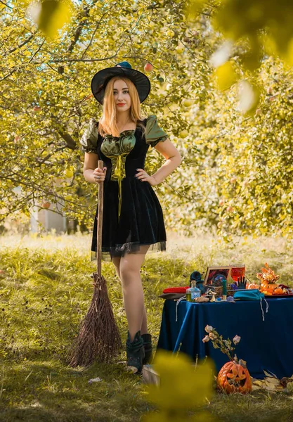 Cena Mística Jardim Mulher Bruxa Agradável Olhar Mágico Ideias Halloween — Fotografia de Stock