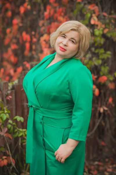 Retrato Mujer Negocios Americana Talla Grande Vestido Verde Estilo Vida — Foto de Stock