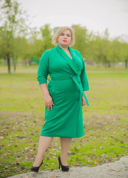Портрет Американской Плюс Размер Деловая Женщина Зеленом Платье Гражданский Образ — стоковое фото
