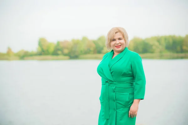 Портрет американки плюс розмір бізнес-леді в зеленому одязі, спосіб життя громадян, поняття жіночого життя — стокове фото