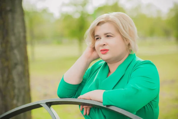 Retrato Mujer Negocios Americana Talla Grande Vestido Verde Estilo Vida —  Fotos de Stock