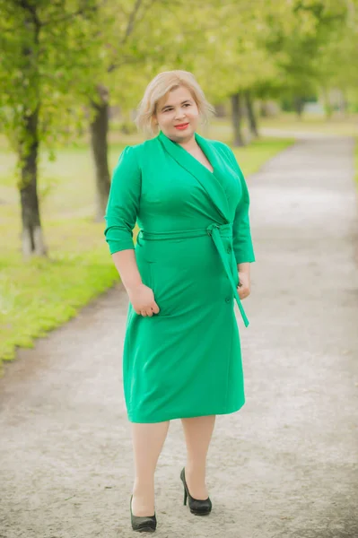 Retrato Mulher Negócios Americana Size Vestido Verde Estilo Vida Cidadão — Fotografia de Stock