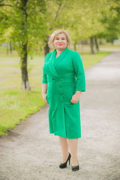 Портрет Американской Плюс Размер Деловая Женщина Зеленом Платье Гражданский Образ — стоковое фото