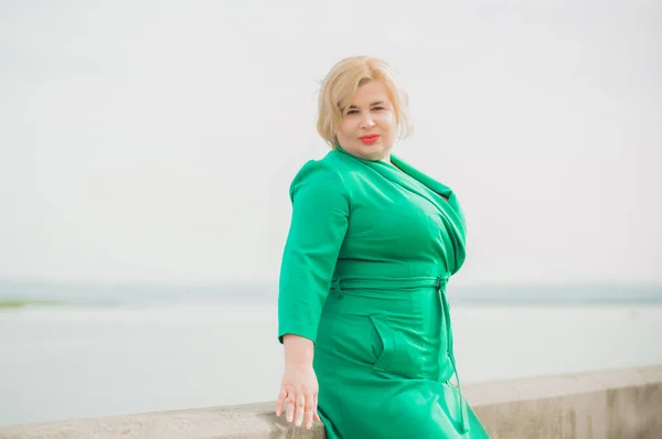 Portret Amerykańskiej Bizneswoman Size Zielonej Sukience Obywatelski Styl Życia Koncepcja — Zdjęcie stockowe
