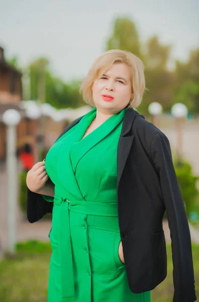 Retrato Mujer Negocios Americana Talla Grande Vestido Verde Estilo Vida — Foto de Stock