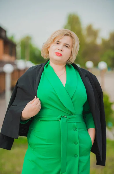 Porträt Einer Amerikanischen Size Unternehmerin Grünem Kleid Bürgerlicher Lebensstil Konzept — Stockfoto