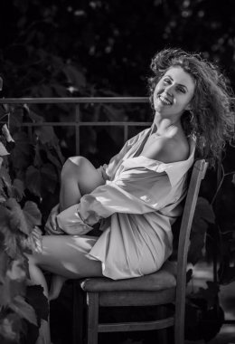 Balkondaki kadınsı seksi kadın, şefkat kavramı ve kadınların şehveti.