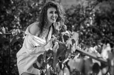 Balkondaki kadınsı seksi kadın, şefkat kavramı ve kadınların şehveti.