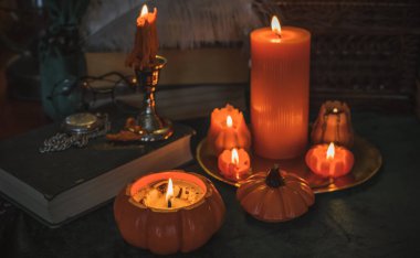 Cadılar Bayramı dekorasyonu, balkabağı mumları ve diğer şeyler. Ekim zamanı