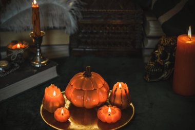 Cadılar Bayramı dekorasyonu, balkabağı mumları ve diğer şeyler. Ekim zamanı