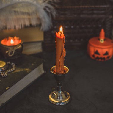 Cadılar Bayramı dekorasyonu, balkabağı mumları ve diğer şeyler. Ekim zamanı