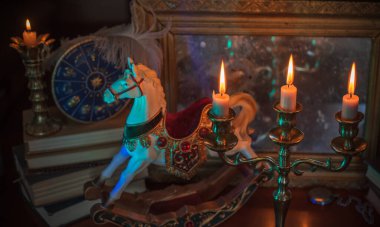 Candle Holder 'da at sidiği. Astroloji ve At Sembolü Yılı