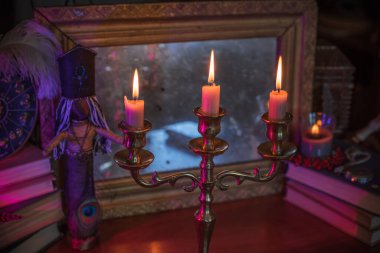 Sevgi çekmek için sihirli bebek, vudu ve kader yaratma ayini, cadı masasındaki detaylar, okültizm konsepti.