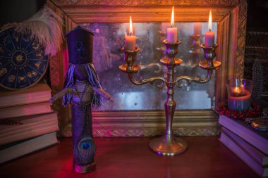 Sevgi çekmek için sihirli bebek, vudu ve kader yaratma ayini, cadı masasındaki detaylar, okültizm konsepti.