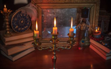 Sevgi çekmek için sihirli bebek, vudu ve kader yaratma ayini, cadı masasındaki detaylar, okültizm konsepti.