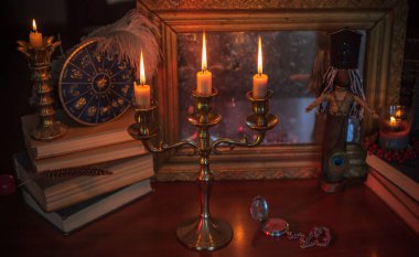 Sevgi çekmek için sihirli bebek, vudu ve kader yaratma ayini, cadı masasındaki detaylar, okültizm konsepti.