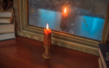 Portakal mumları ve diğer şeylerle süslenmiş. Ekim akşamı sıcacık zamanı