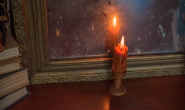 Portakal mumları ve diğer şeylerle süslenmiş. Ekim akşamı sıcacık zamanı