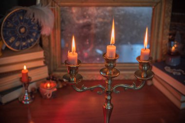 Portakal mumları ve diğer şeylerle süslenmiş. Ekim akşamı sıcacık zamanı