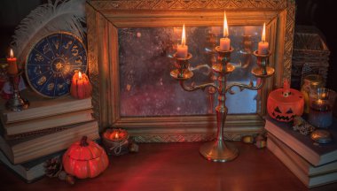 Portakal mumları ve diğer şeylerle süslenmiş. Ekim akşamı sıcacık zamanı