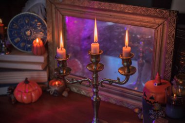 Portakal mumları ve diğer şeylerle süslenmiş. Ekim akşamı sıcacık zamanı