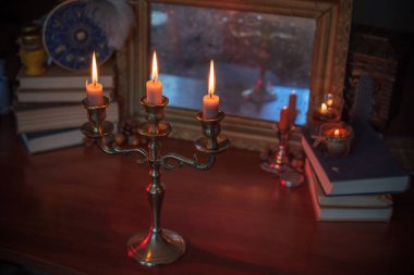 Mumlar sunakta yanar, mumlar arasında sihir, temiz negatif enerji, cadı kavramı.