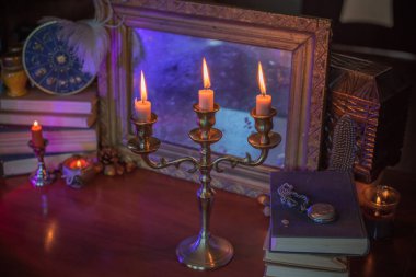 Mumlar sunakta yanar, mumlar arasında sihir, temiz negatif enerji, cadı kavramı.