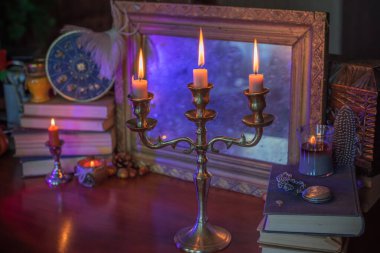 Mumlar sunakta yanar, mumlar arasında sihir, temiz negatif enerji, cadı kavramı.