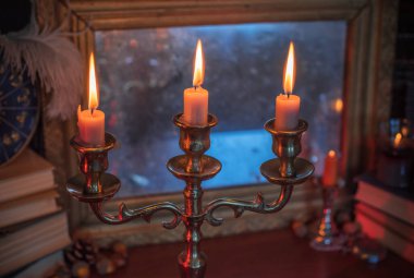 Mumlar sunakta yanar, mumlar arasında sihir, temiz negatif enerji, cadı kavramı.